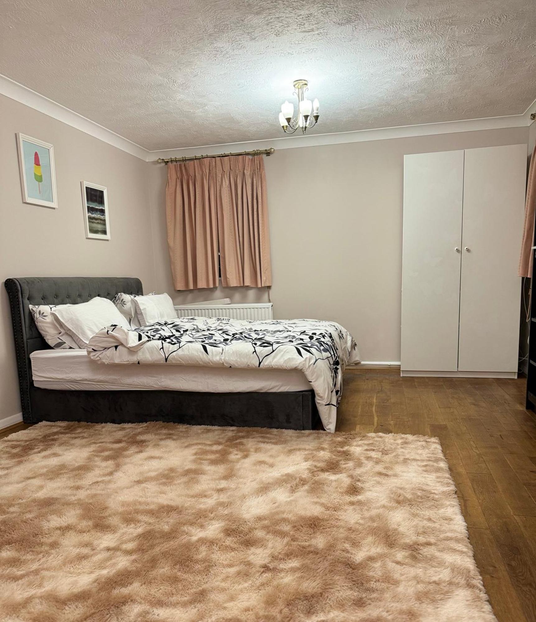 Апартаменты Stunning 2 Bedroom With Garden Sleep 6 *