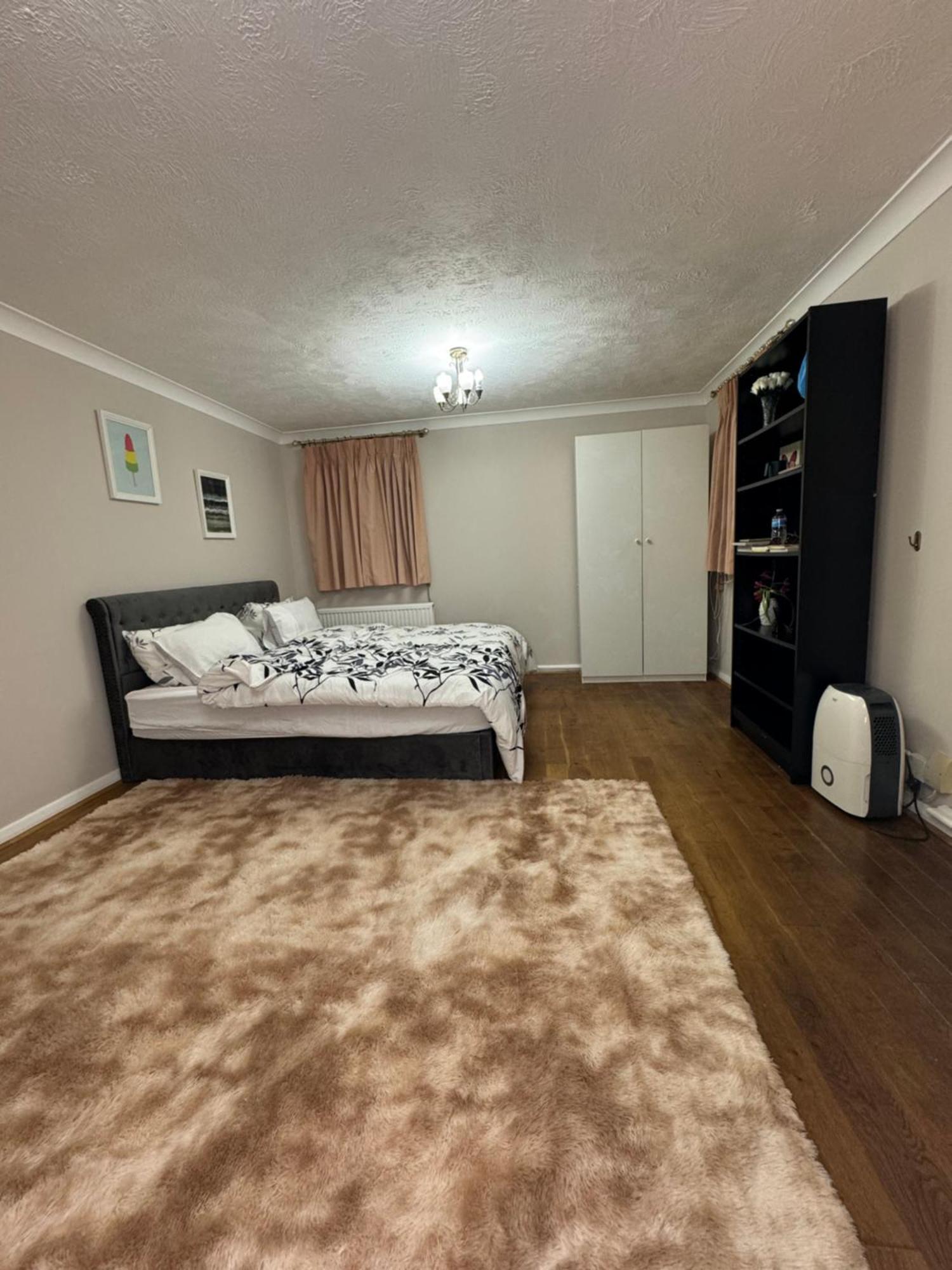 Апартаменты Stunning 2 Bedroom With Garden Sleep 6 Лондон